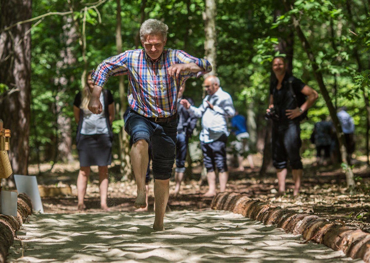 Weitsprung im Barfußpark Beelitz-Heilstätten